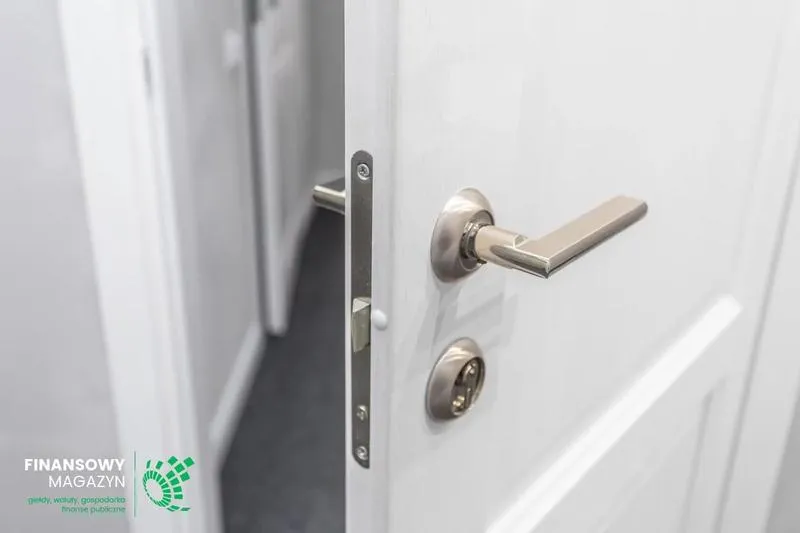 Skuteczne sposoby na naoliwienie drzwi - jak pozbyć się skrzypienia i poprawić ich działanie