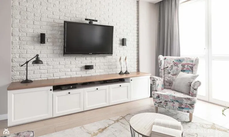 Telewizor na ścianie czy na szafce – co wybrać dla lepszego wystroju?