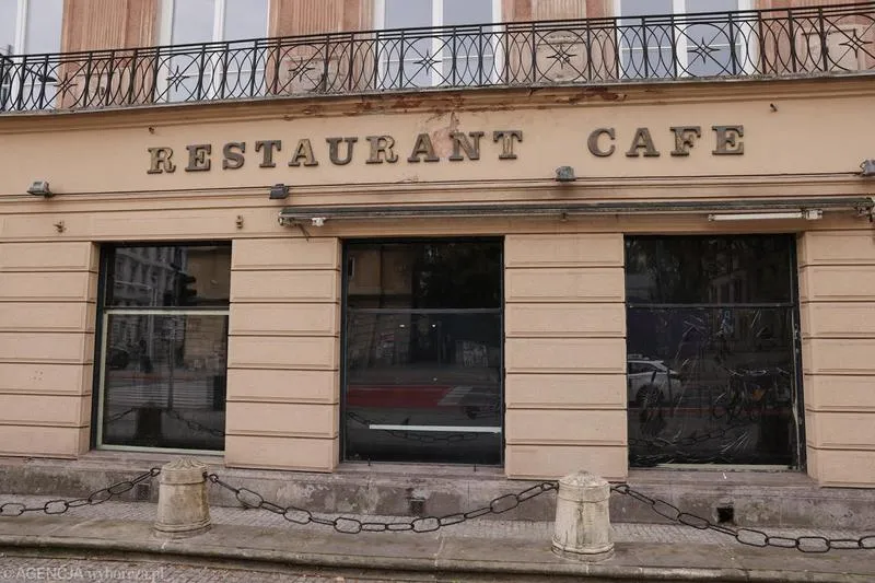 Zasłonięte drzwi – stylowe rozwiązania dla zachowania prywatności w Twoim wnętrzu