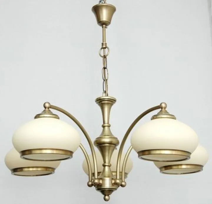 Czyszczenie żyrandola z mosiądzu