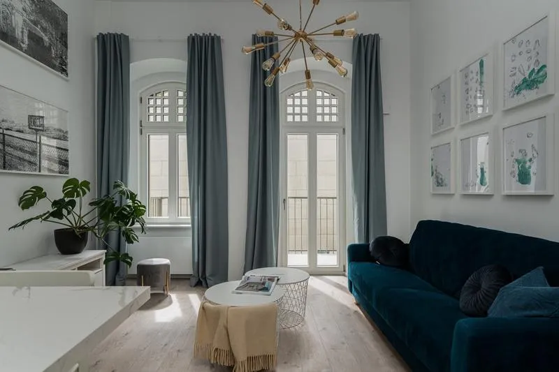 Dodatki do ciemnoszarej kanapy