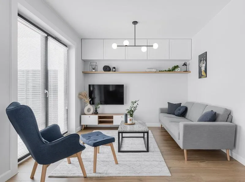 Kolory i oświetlenie w małym salonie