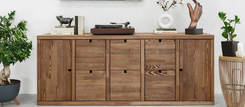 Kontrasty kolorystyczne w salonie