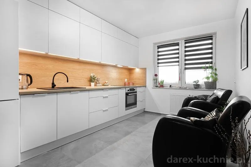 Przestrzeń między szafkami w białej kuchni