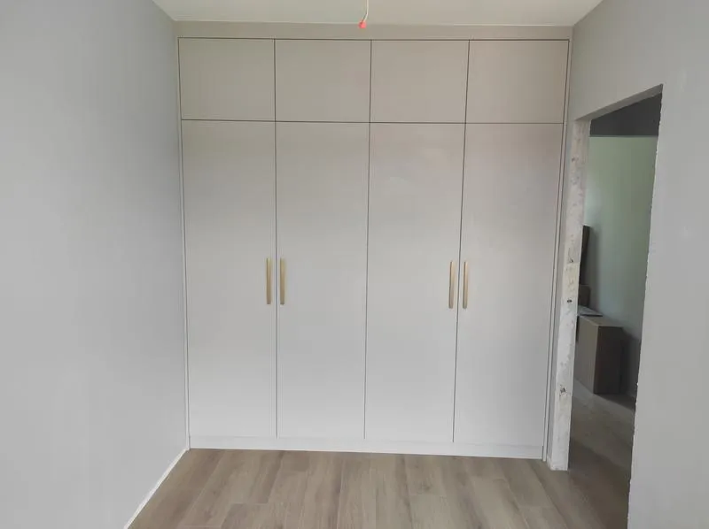 Szafa wnękowa z drzwiami otwieranymi